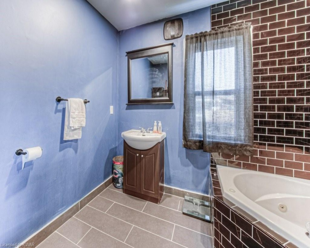 18 HORNING, Kitchener, Ontario N2K 1H6, 5 Bedrooms Bedrooms, ,2 BathroomsBathrooms,Residential,Sale,HORNING,40250835