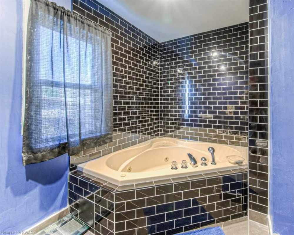 18 HORNING, Kitchener, Ontario N2K 1H6, 5 Bedrooms Bedrooms, ,2 BathroomsBathrooms,Residential,Sale,HORNING,40250835