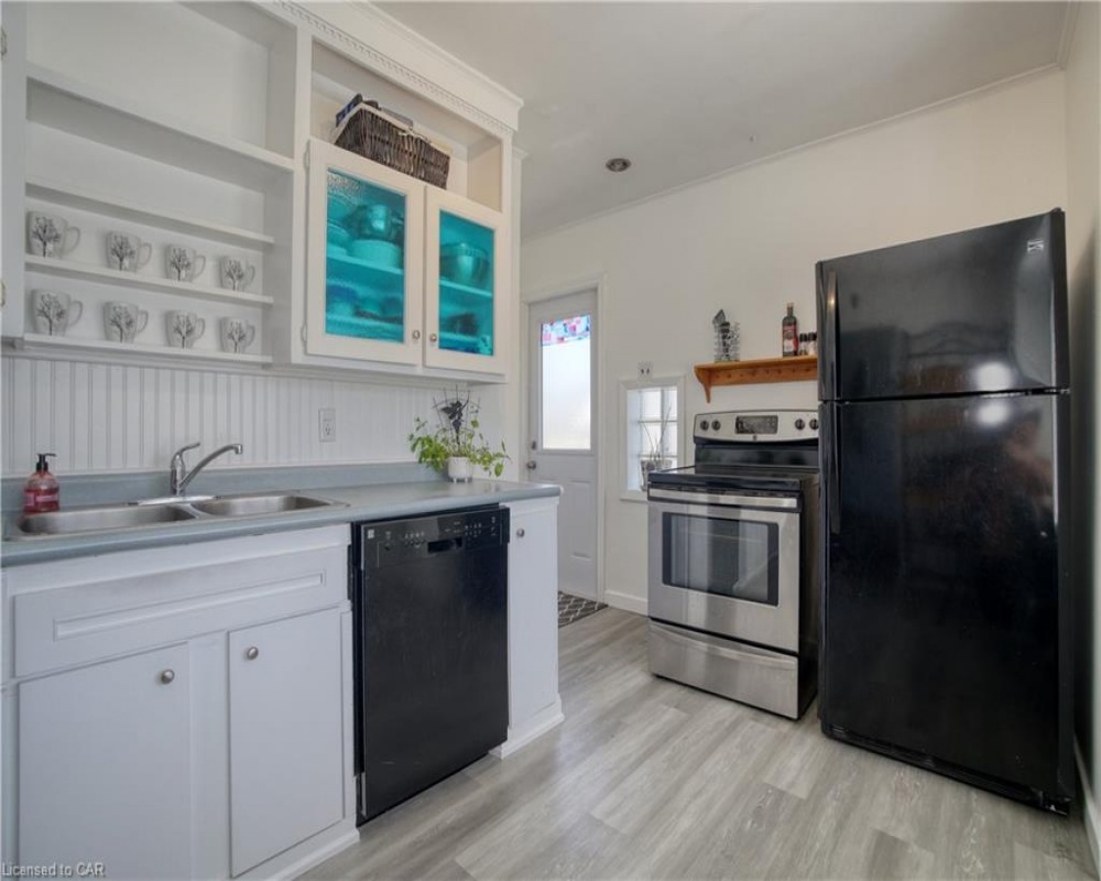 952 UNION, Kitchener, Ontario N2H 6J4, 3 Bedrooms Bedrooms, ,2 BathroomsBathrooms,Residential,Sale,UNION,40234196
