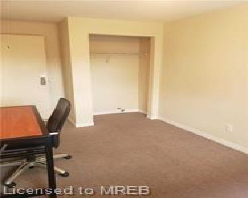 261 LESTER, Waterloo, Ontario N2L 3W6, 5 Bedrooms Bedrooms, ,Residential,Sale,LESTER,40255065
