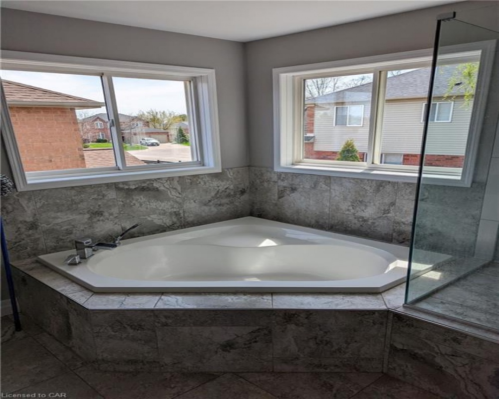 11 CHIPCASE, Cambridge, Ontario N1T 1V9, 5 Bedrooms Bedrooms, ,4 BathroomsBathrooms,Residential,Sale,CHIPCASE,40255812