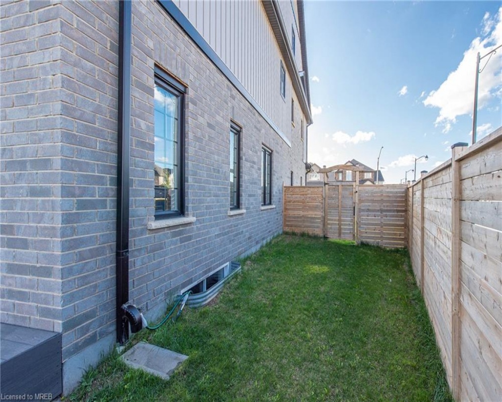 301 BUTTONBUSH, Waterloo, Ontario N2J 3Z4, 3 Bedrooms Bedrooms, ,3 BathroomsBathrooms,Residential,Sale,BUTTONBUSH,40261726