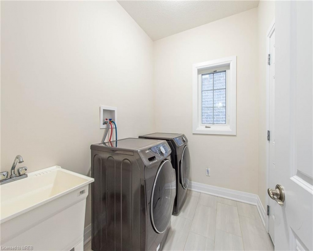 301 BUTTONBUSH, Waterloo, Ontario N2J 3Z4, 3 Bedrooms Bedrooms, ,3 BathroomsBathrooms,Residential,Sale,BUTTONBUSH,40261726